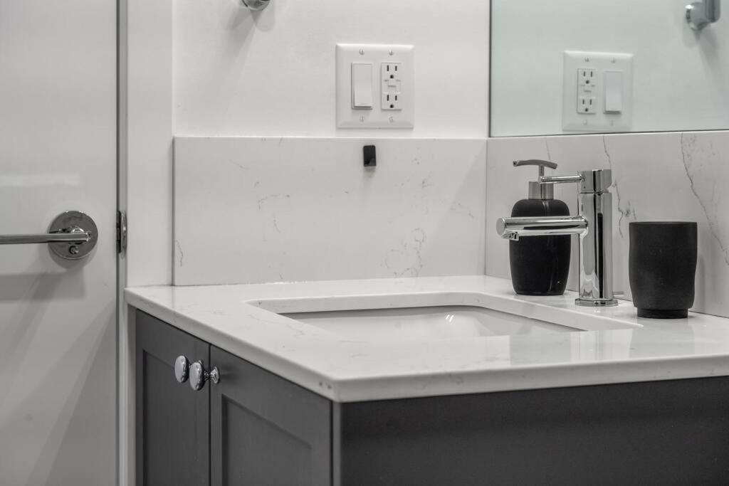 Chic 1Br Kensington Unit W/Parking Apartment Calgary Luaran gambar